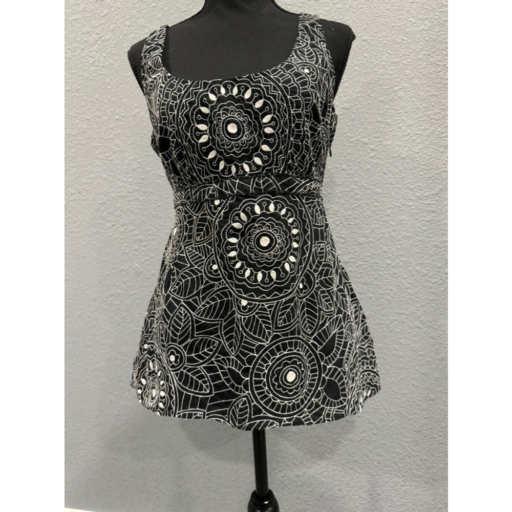 Nine West Sleeveless Embroidered Black and White Tunic Top - Size 12 - Picture 3 of 9